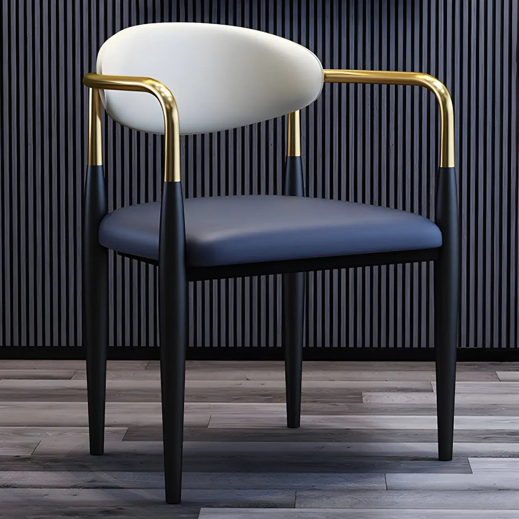 Chaise de salle à manger avec pieds en métal courbés et accoudoirs en similicuir.