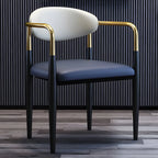 Chaise de salle à manger avec pieds en métal courbés et accoudoirs en similicuir.