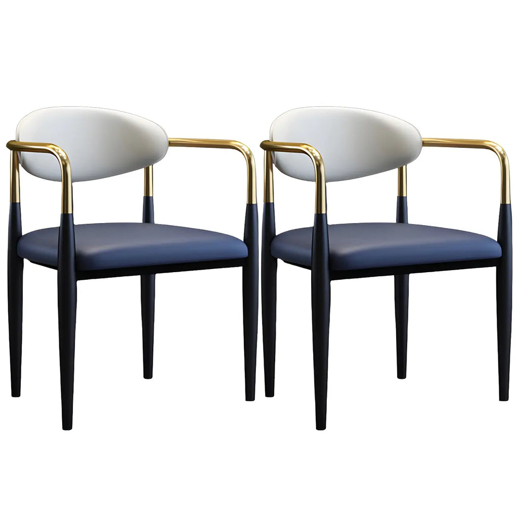 Chaise de salle à manger avec pieds en métal courbés et accoudoirs en similicuir.