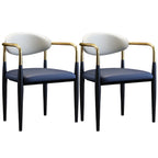 Chaise de salle à manger avec pieds en métal courbés et accoudoirs en similicuir.