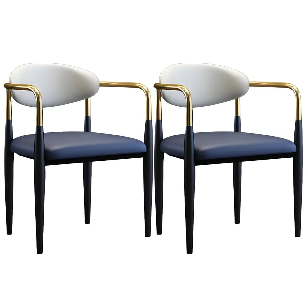 Chaise de salle à manger avec pieds en métal courbés et accoudoirs en similicuir.