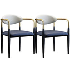 Chaise de salle à manger avec pieds en métal courbés et accoudoirs en similicuir.