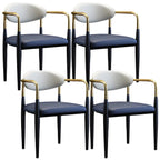 Chaise de salle à manger avec pieds en métal courbés et accoudoirs en similicuir.