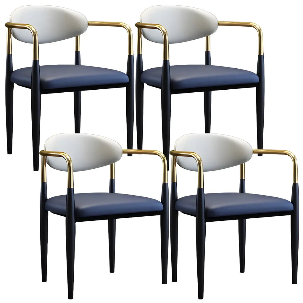 Chaise de salle à manger avec pieds en métal courbés et accoudoirs en similicuir.
