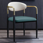 Chaise de salle à manger avec pieds en métal courbés et accoudoirs en similicuir.