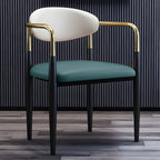 Chaise de salle à manger avec pieds en métal courbés et accoudoirs en similicuir.