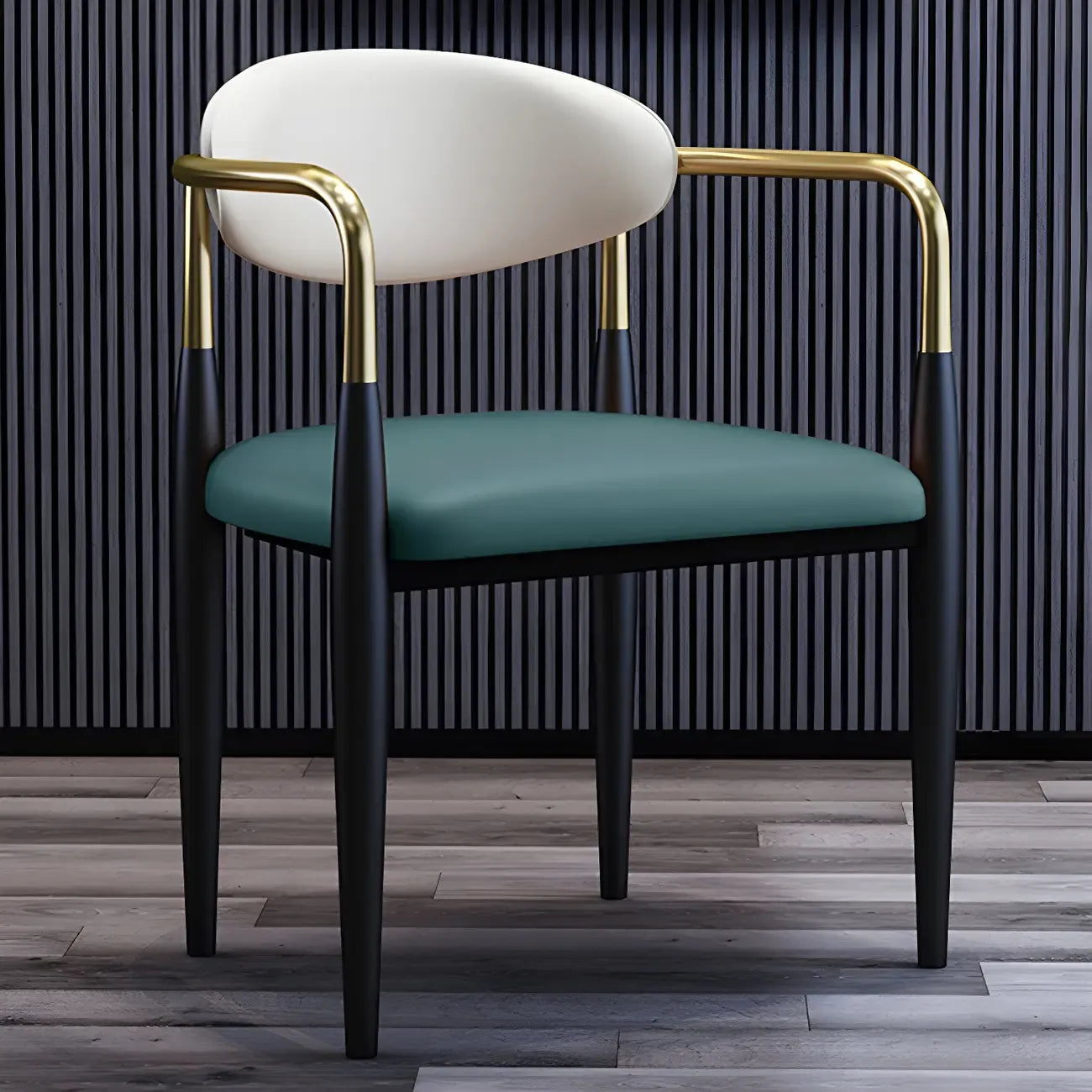 Chaise de salle à manger avec pieds en métal courbés et accoudoirs en similicuir.