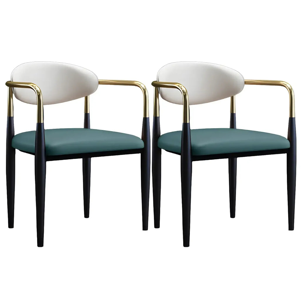 Chaise de salle à manger avec pieds en métal courbés et accoudoirs en similicuir.