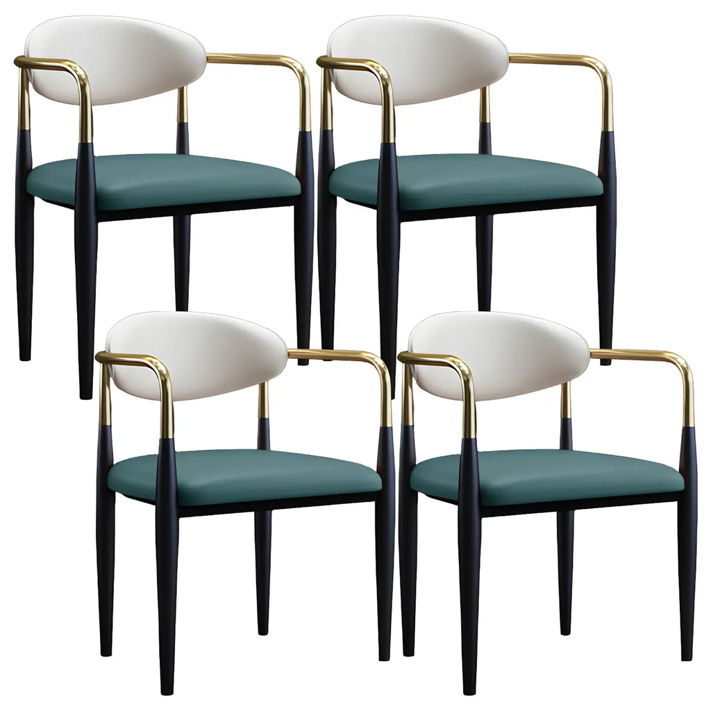 Chaise de salle à manger avec pieds en métal courbés et accoudoirs en similicuir.