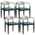 Chaise de salle à manger avec pieds en métal courbés et accoudoirs en similicuir.
