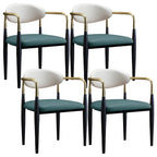 Chaise de salle à manger avec pieds en métal courbés et accoudoirs en similicuir.