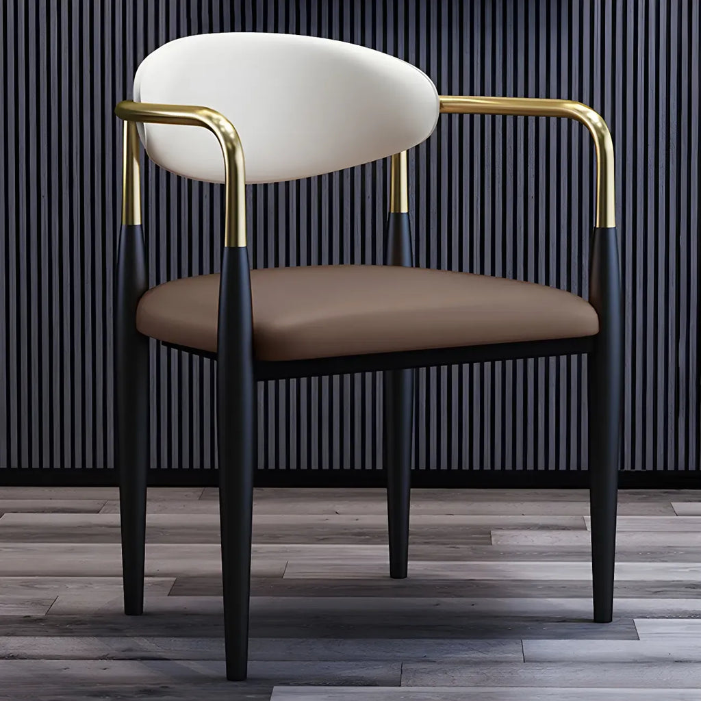 Chaise de salle à manger avec pieds en métal courbés et accoudoirs en similicuir.