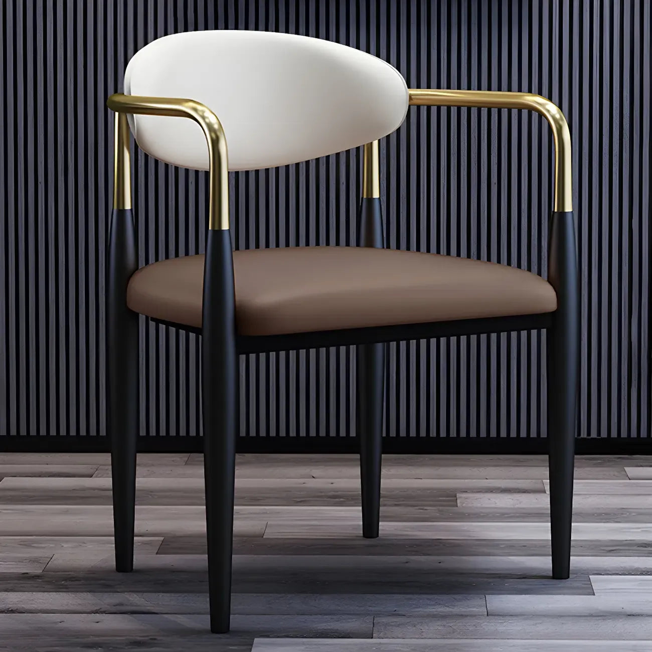 Chaise de salle à manger avec pieds en métal courbés et accoudoirs en similicuir.