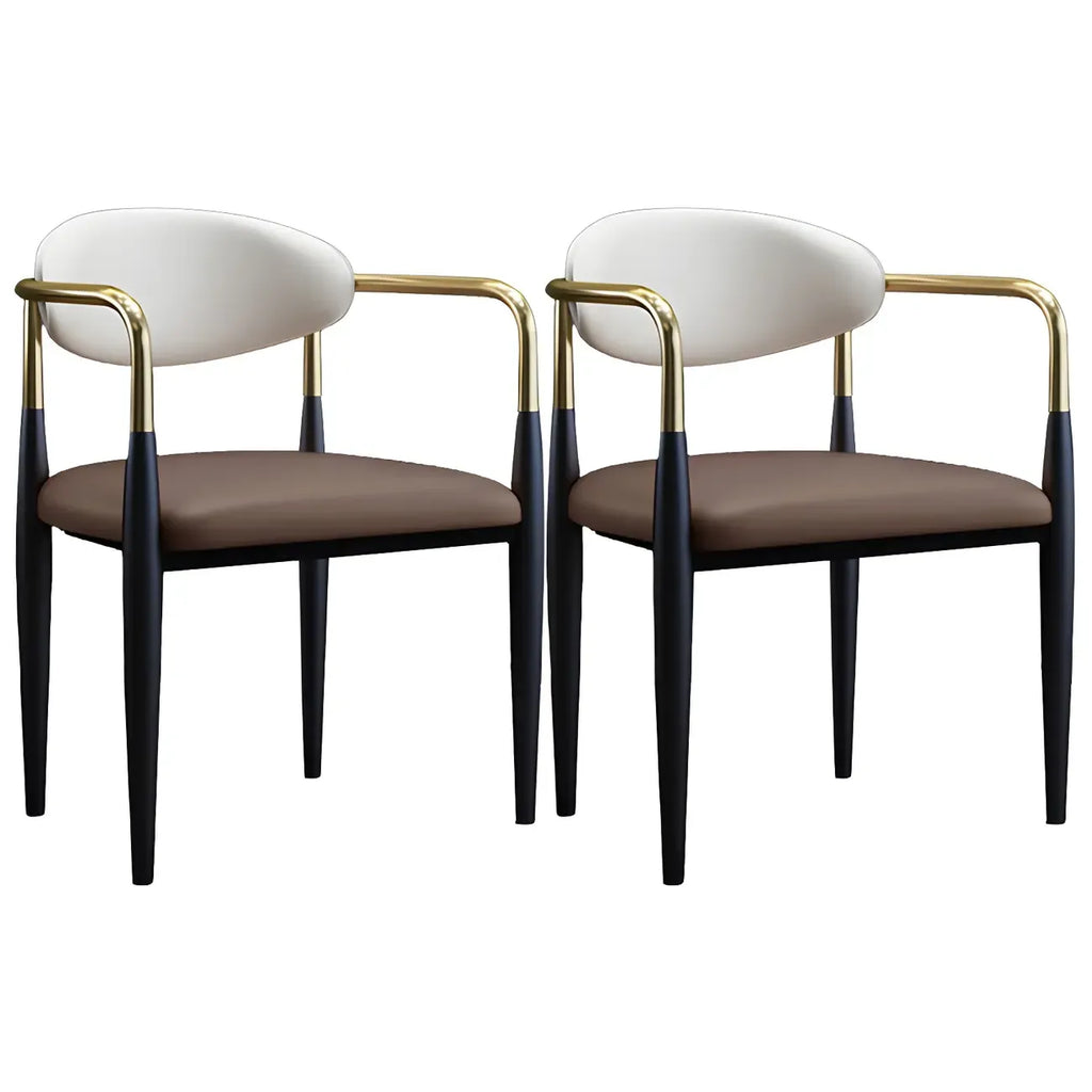 Chaise de salle à manger avec pieds en métal courbés et accoudoirs en similicuir.