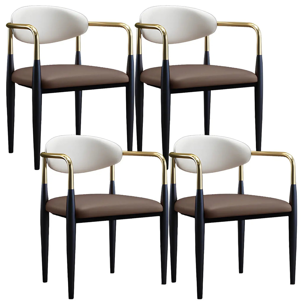 Chaise de salle à manger avec pieds en métal courbés et accoudoirs en similicuir.