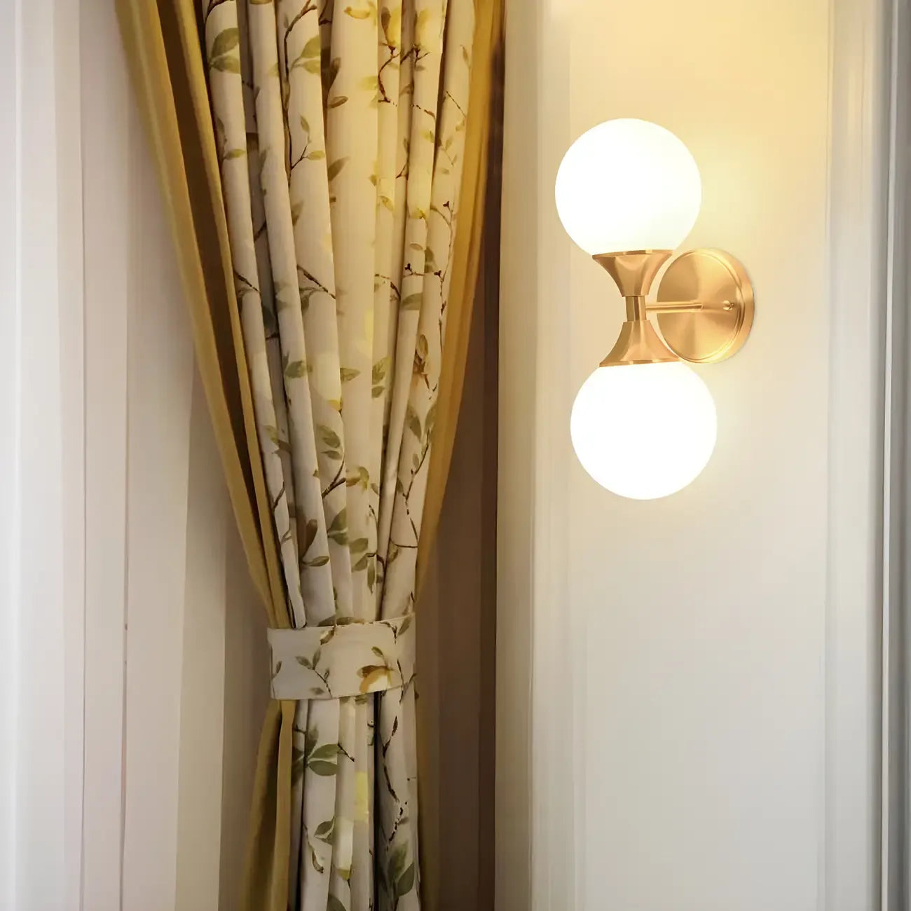 Applique murale moderne dorée à double globe en verre pour salle de bain