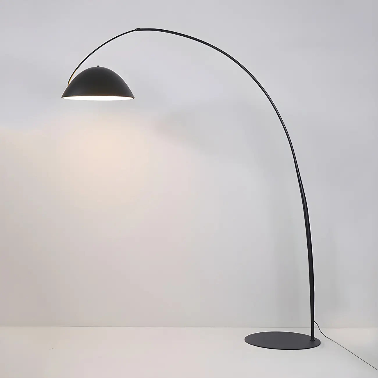 Lampadaire conique en métal noir en forme de ligne de pêche