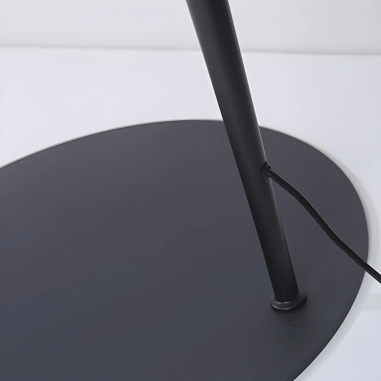 Lampadaire conique en métal noir en forme de ligne de pêche