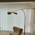 Lampadaire arqué en métal noir artistique de 73 pouces avec bras oscillant