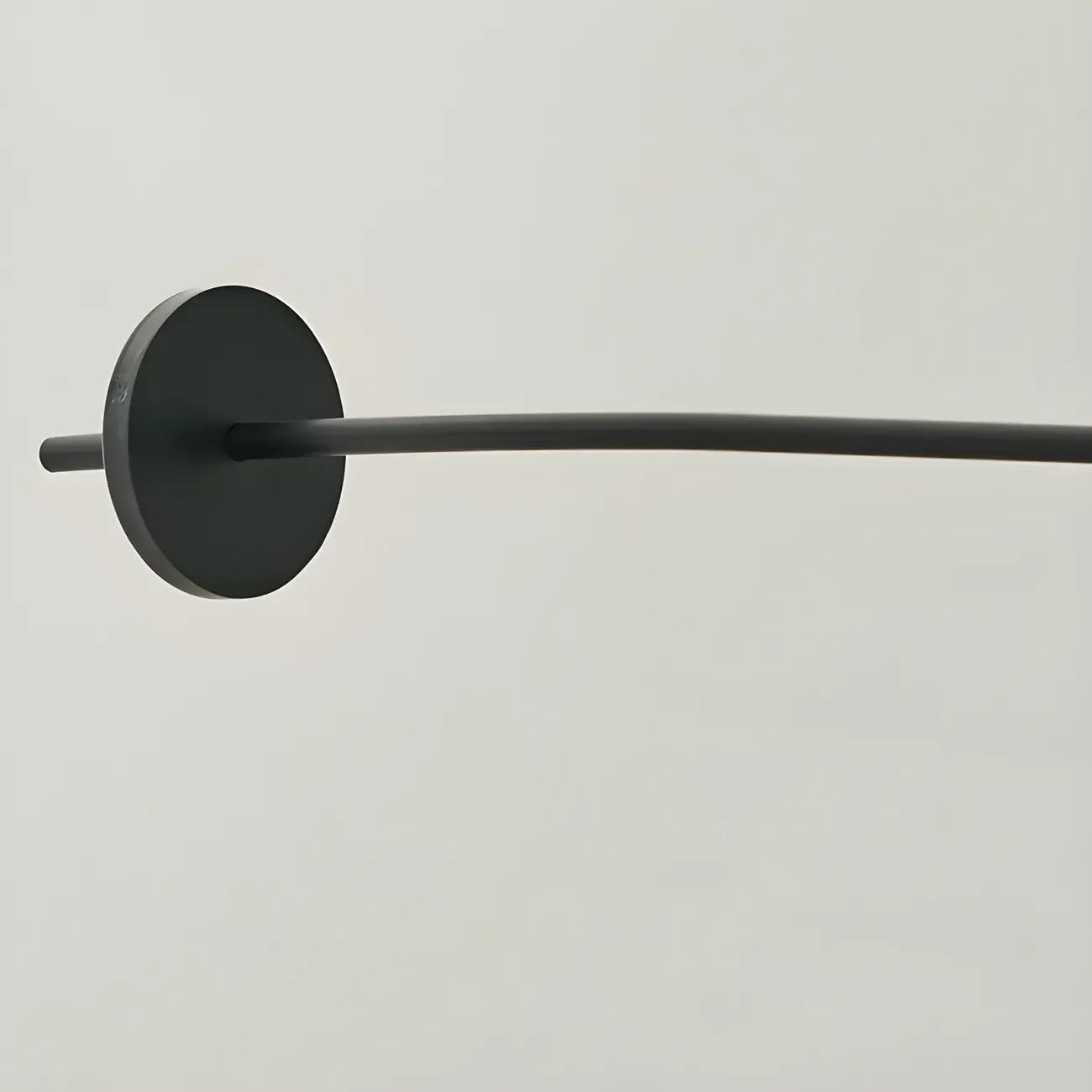 Lampadaire arqué en métal noir artistique de 73 pouces avec bras oscillant