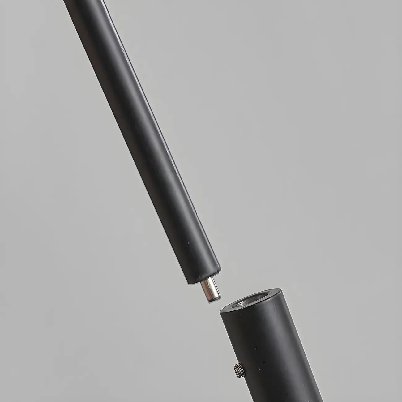 Lampadaire arqué en métal noir artistique de 73 pouces avec bras oscillant