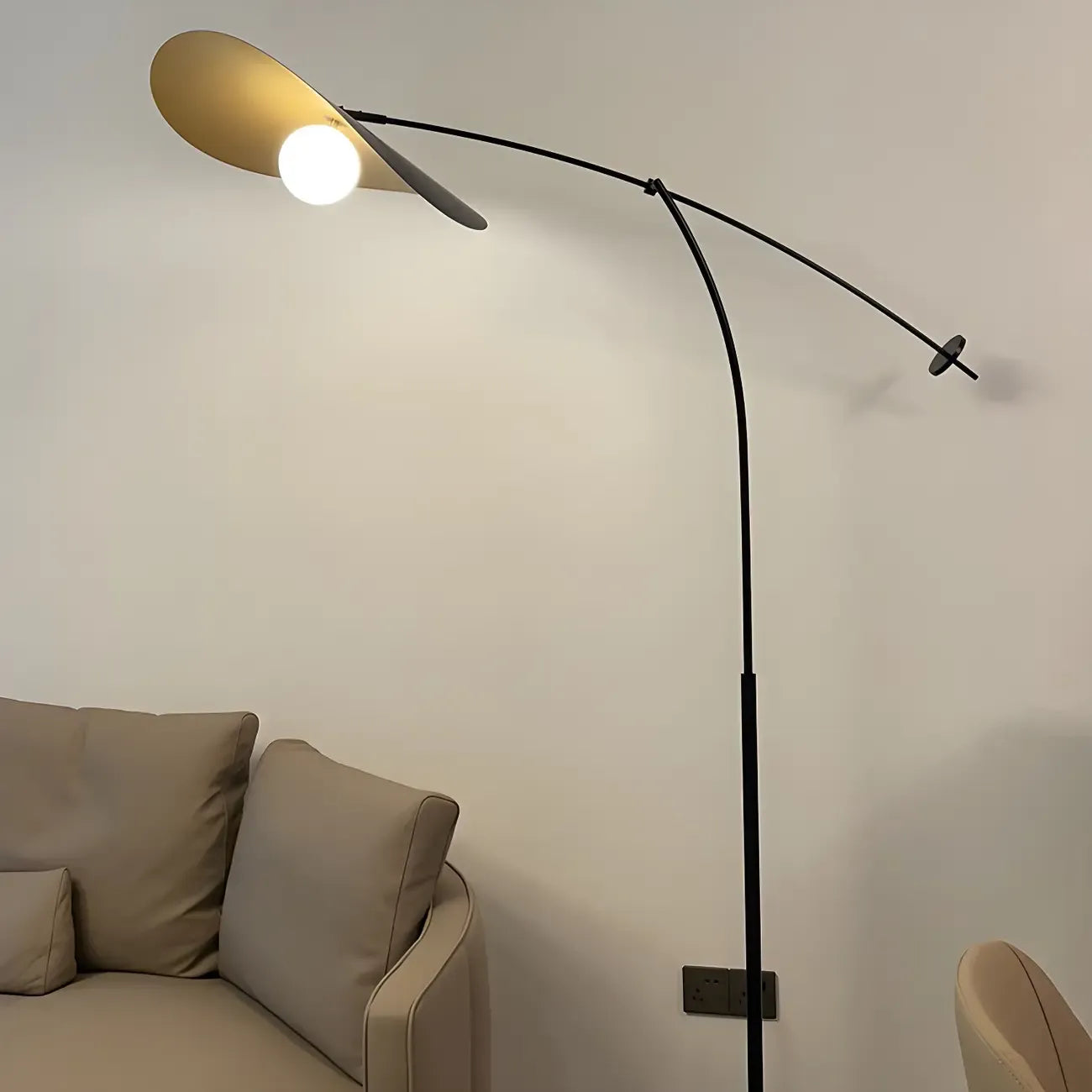 Lampadaire arqué en métal noir artistique de 73 pouces avec bras oscillant