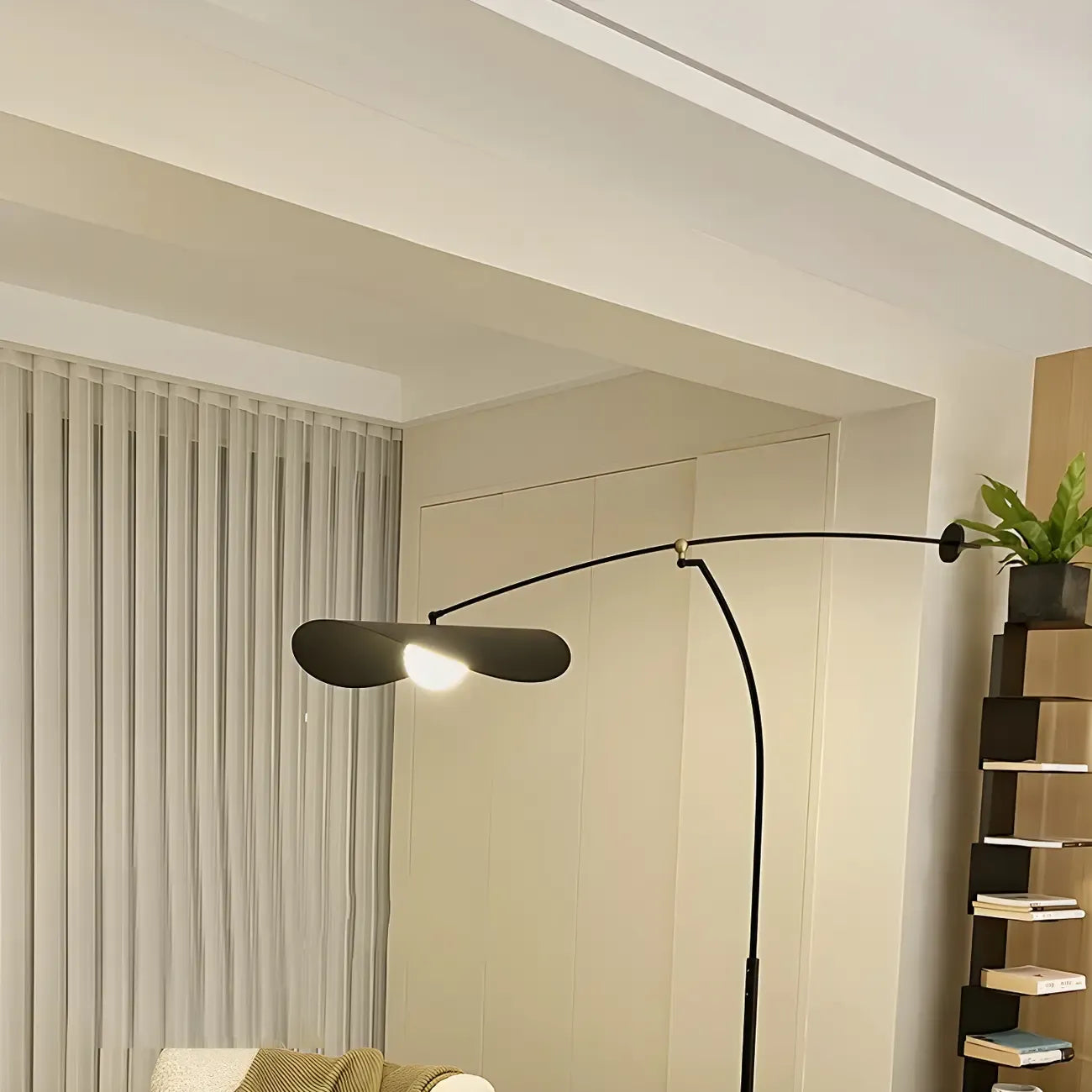 Lampadaire arqué en métal noir artistique de 73 pouces avec bras oscillant