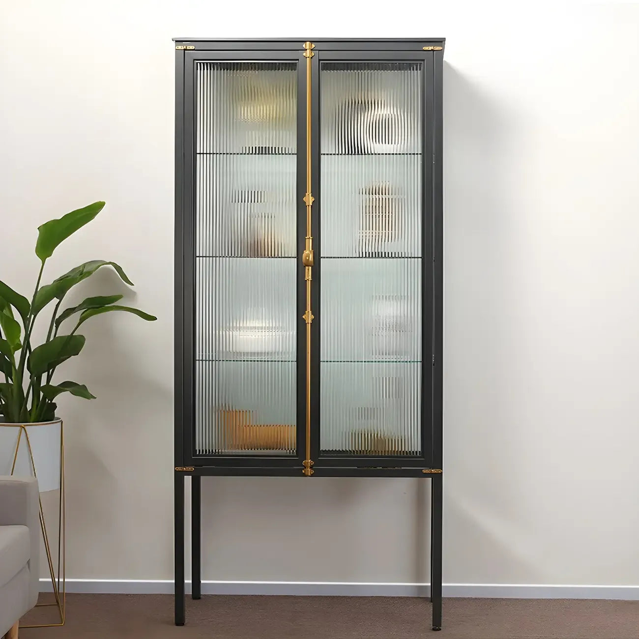 Vitrine élégante à cadre en métal noir et verre