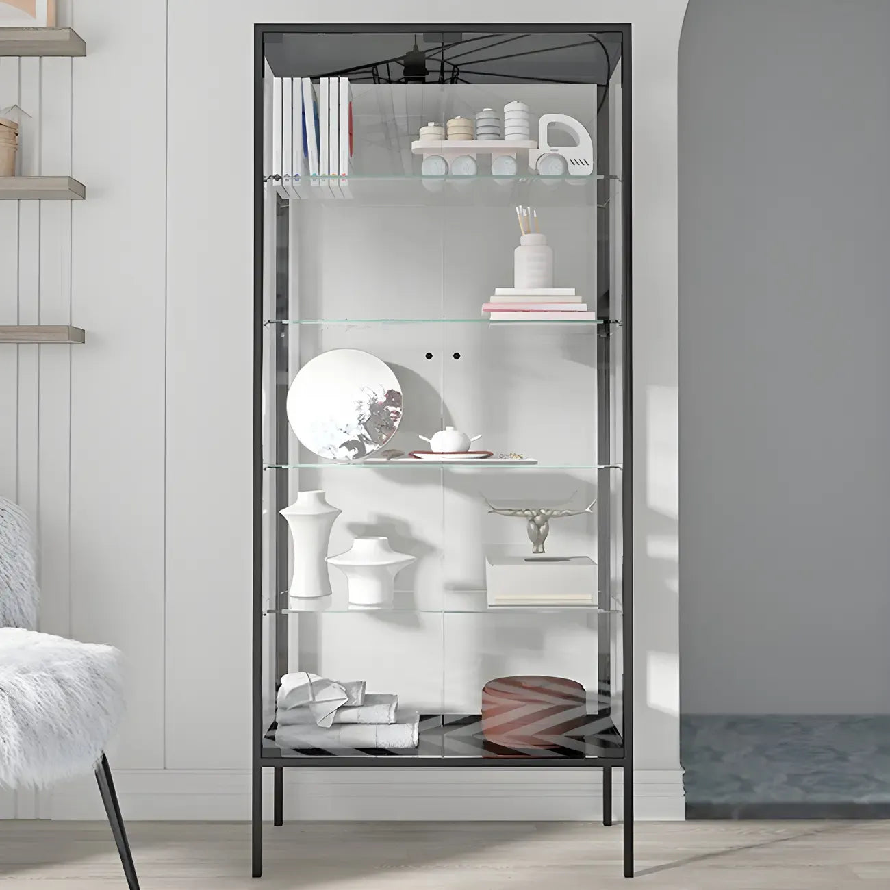Vitrine à étagères en verre et cadre en métal noir