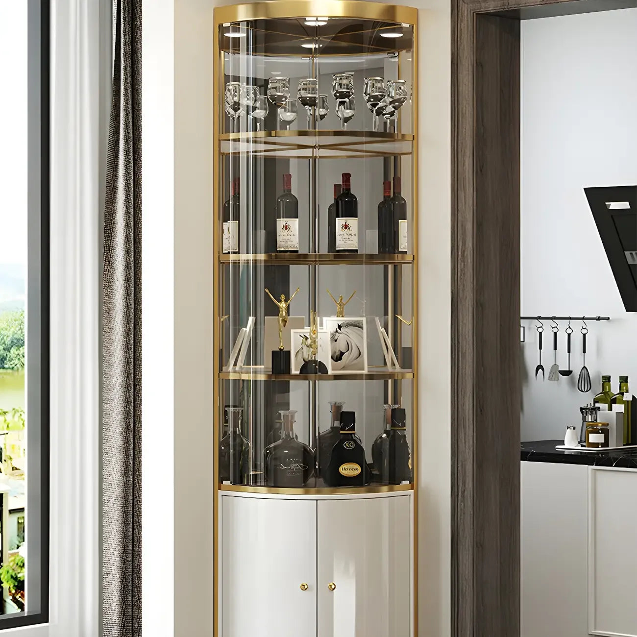Vitrine d'angle arrondie en verre brillant et métal doré
