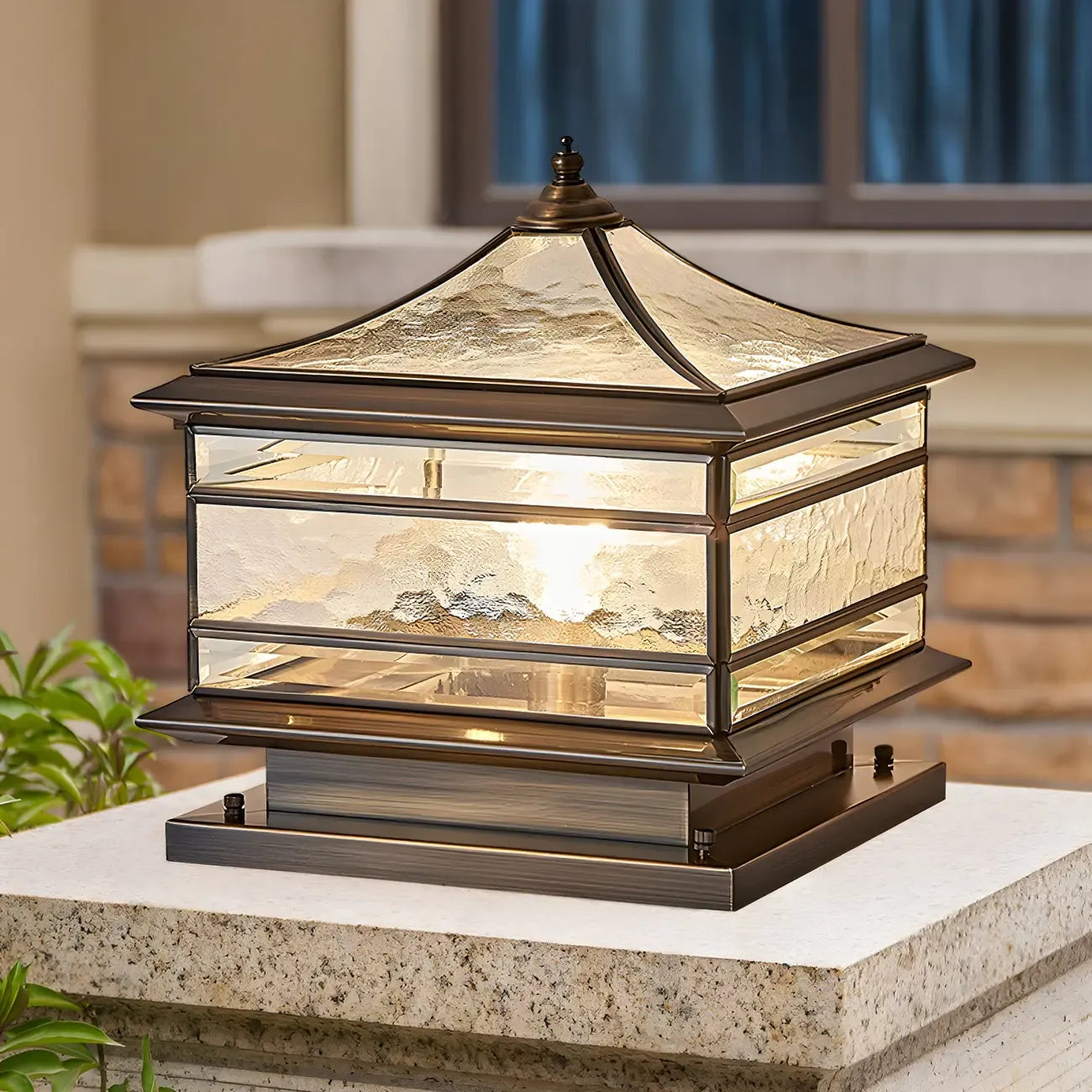 Lampe de poteau câblée en laiton, métal et verre, forme de palais, carrée, en verre et métal.