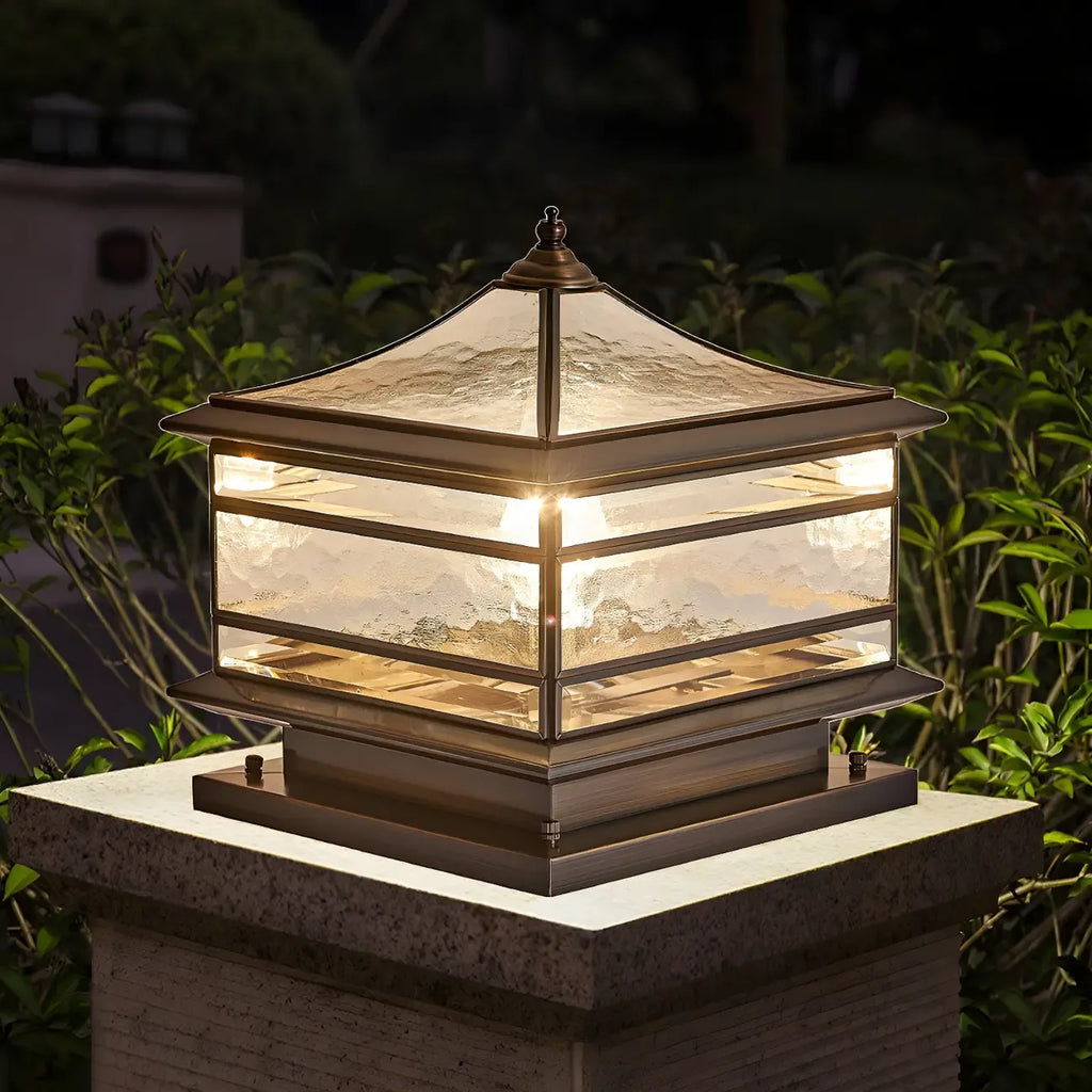 Lampe de poteau câblée en laiton, métal et verre, forme de palais, carrée, en verre et métal.