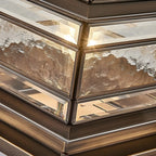 Lampe de poteau câblée en laiton, métal et verre, forme de palais, carrée, en verre et métal.