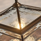 Lampe de poteau câblée en laiton, métal et verre, forme de palais, carrée, en verre et métal.