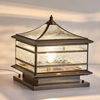 Lampe de poteau câblée en laiton, métal et verre, forme de palais, carrée, en verre et métal.