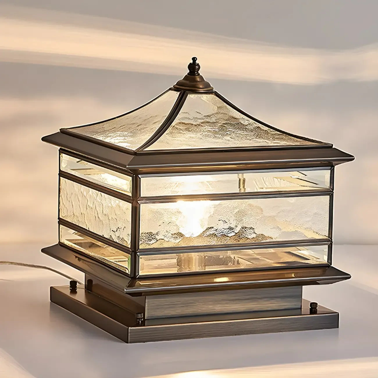 Lampe de poteau câblée en laiton, métal et verre, forme de palais, carrée, en verre et métal.