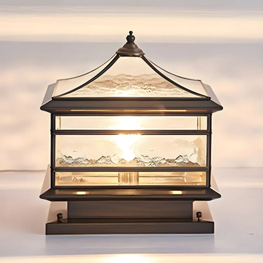 Lampe de poteau câblée en laiton, métal et verre, forme de palais, carrée, en verre et métal.