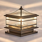 Lampe de poteau câblée en laiton, métal et verre, forme de palais, carrée, en verre et métal.