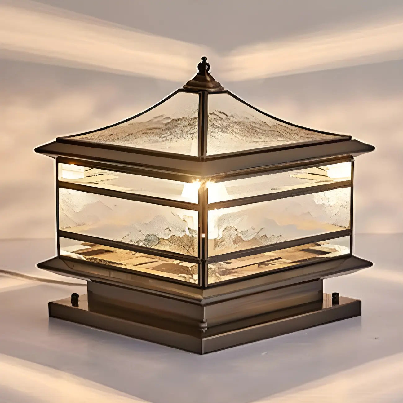 Lampe de poteau câblée en laiton, métal et verre, forme de palais, carrée, en verre et métal.
