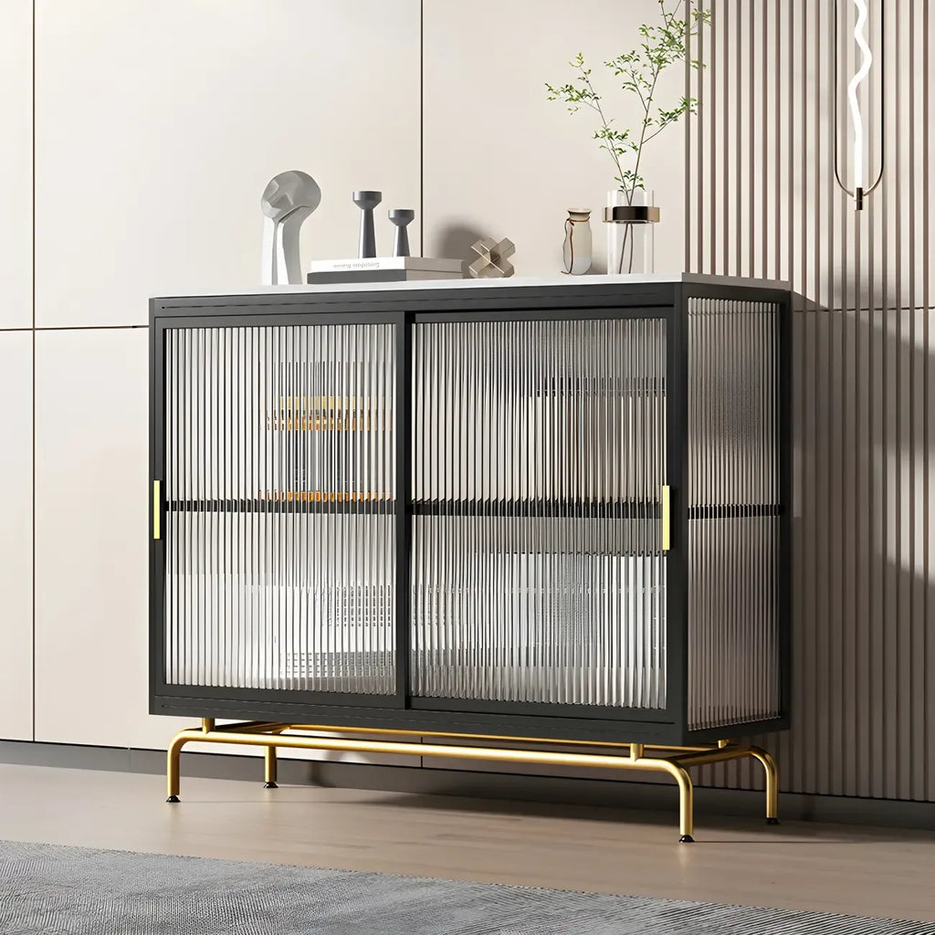 Vitrine à pieds en métal doré avec portes coulissantes en verre