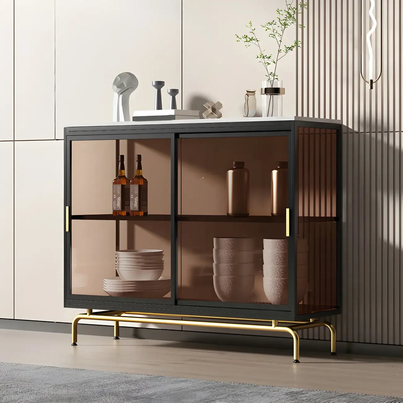 Vitrine à pieds en métal doré avec portes coulissantes en verre