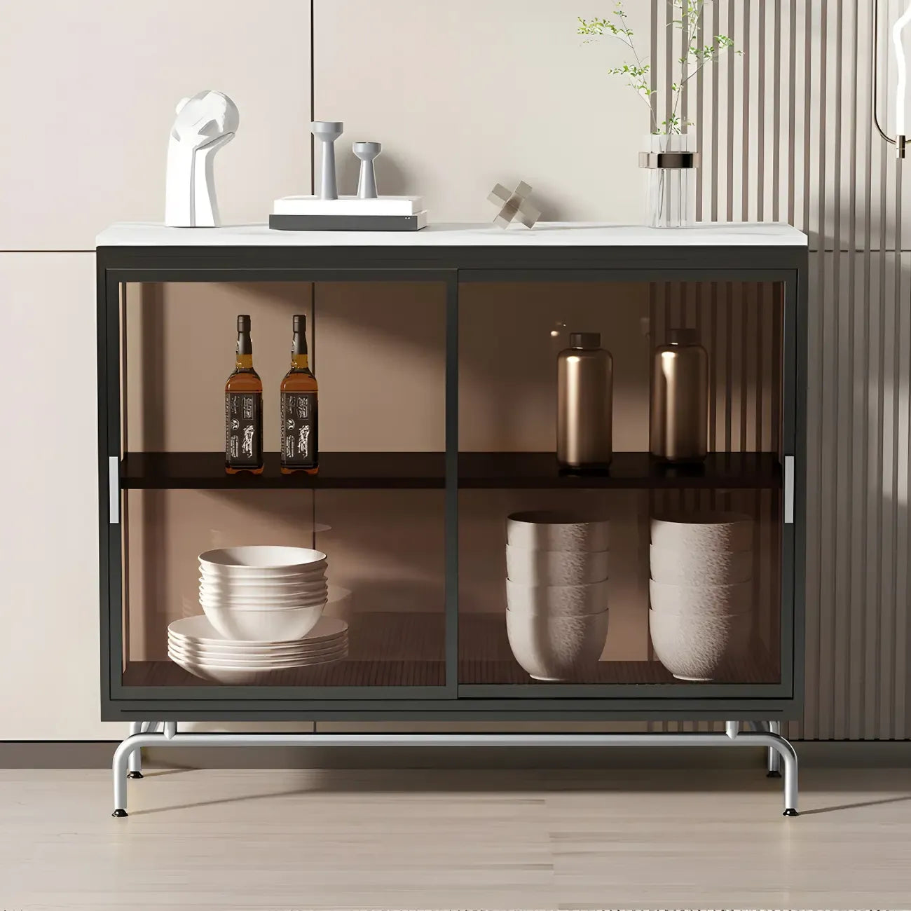 Vitrine à pieds en métal doré avec portes coulissantes en verre