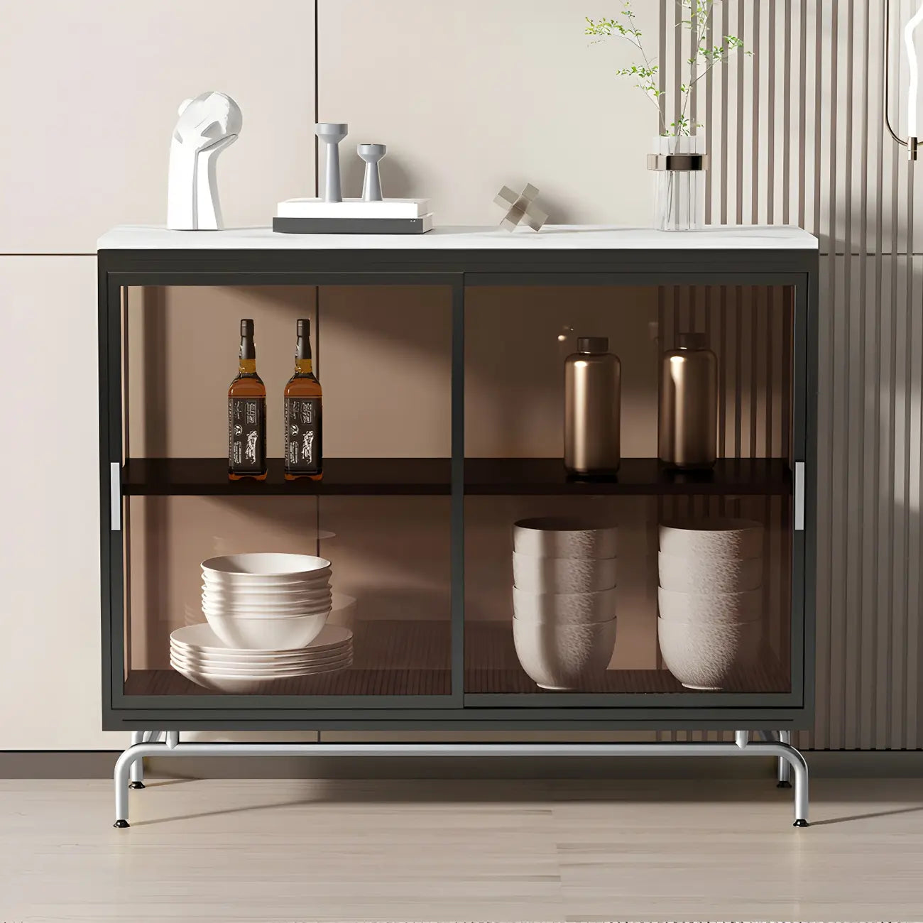 Vitrine à pieds en métal doré avec portes coulissantes en verre