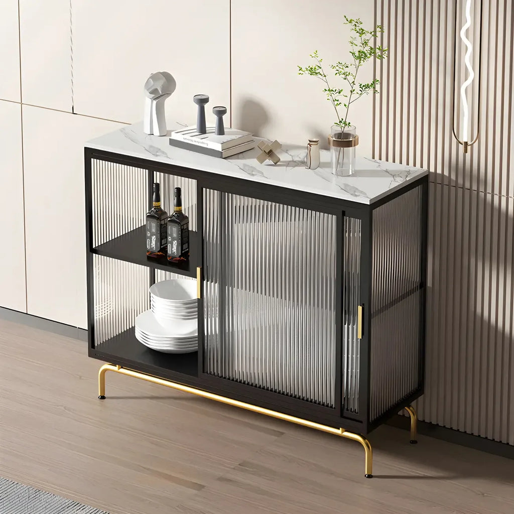 Vitrine à pieds en métal doré avec portes coulissantes en verre
