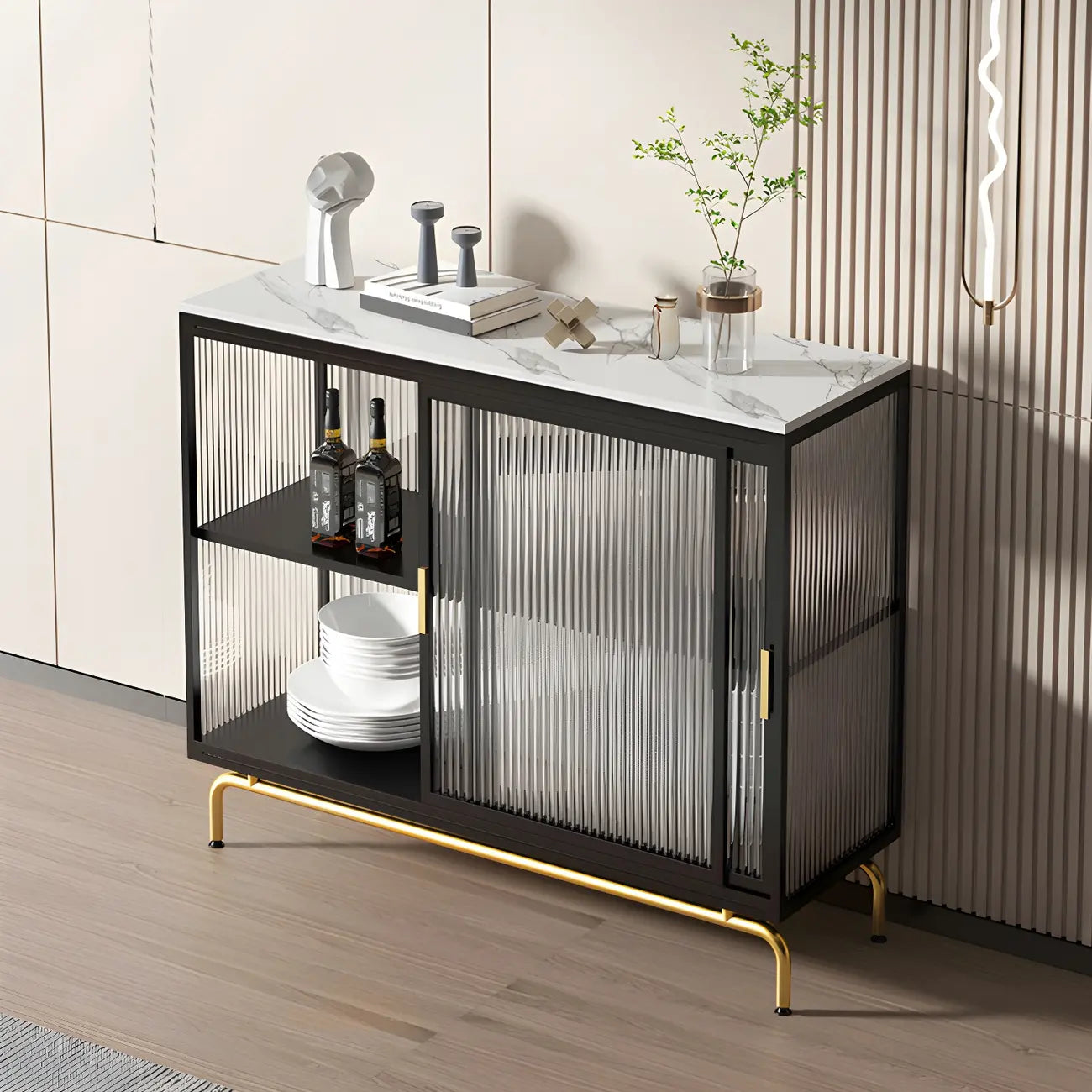 Vitrine à pieds en métal doré avec portes coulissantes en verre
