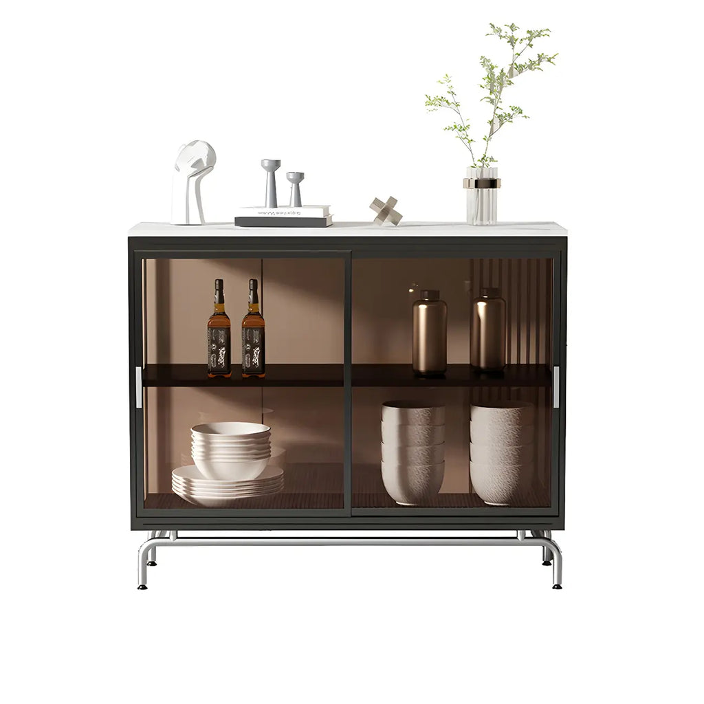Vitrine à pieds en métal doré avec portes coulissantes en verre