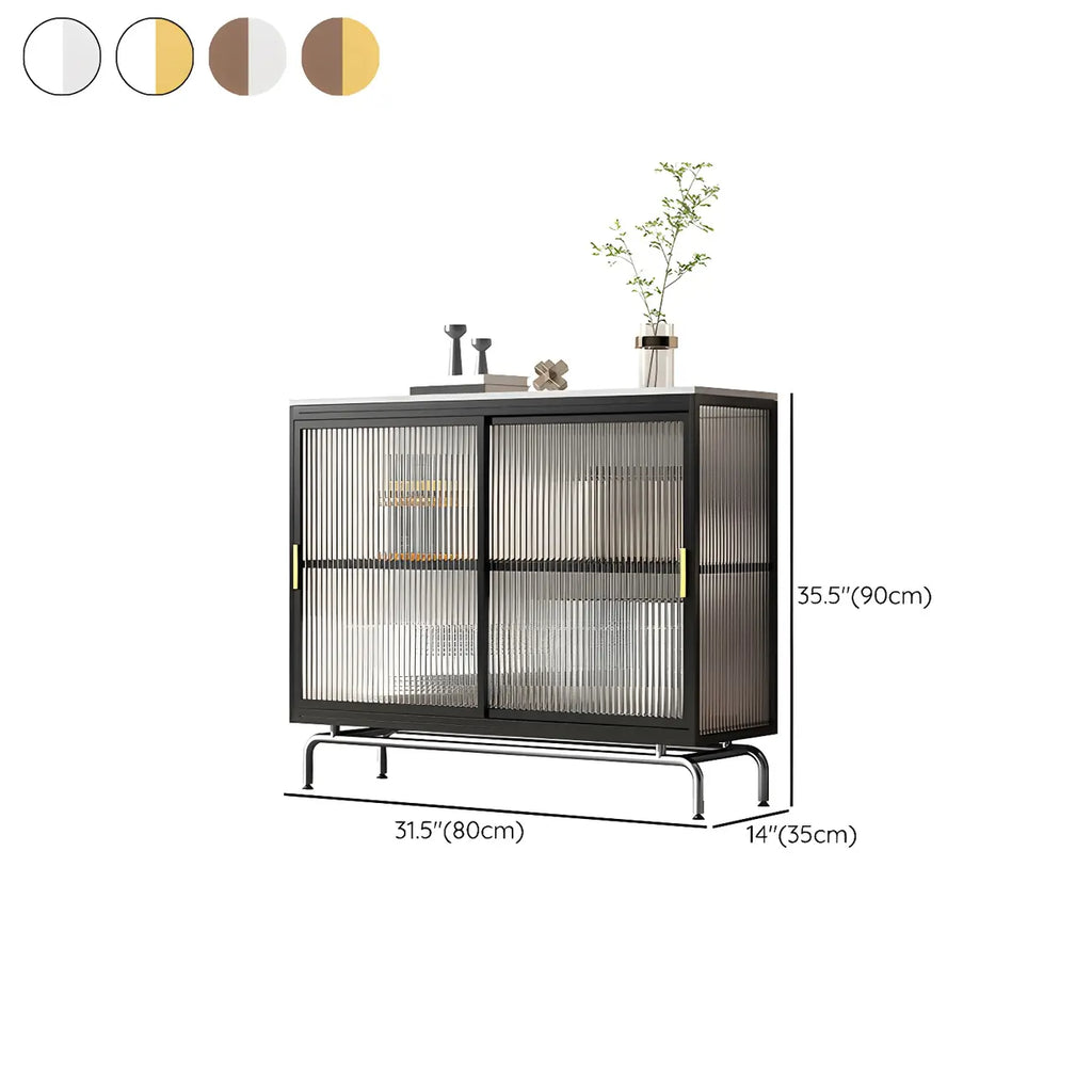 Vitrine à pieds en métal doré avec portes coulissantes en verre