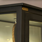 Vitrine lumineuse à étagères en verre et métal noir avec éclairage intégré