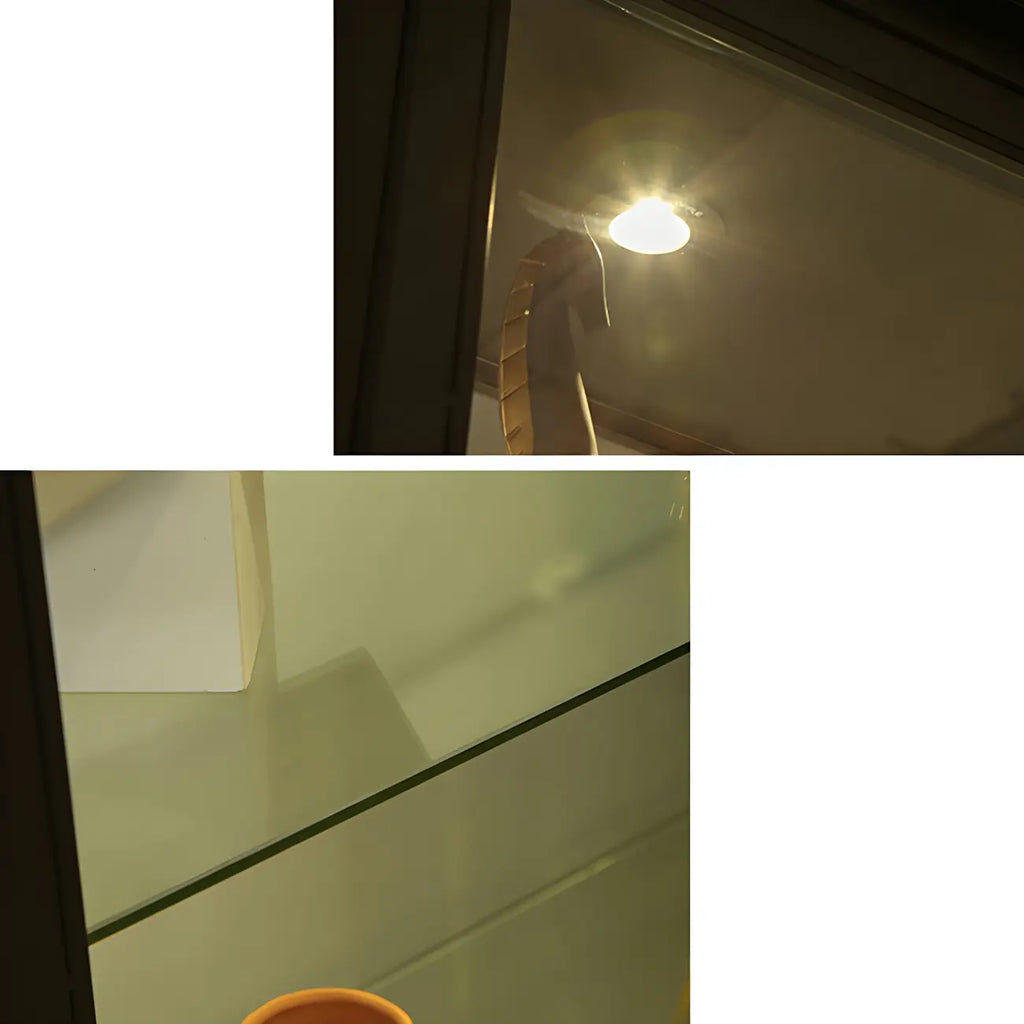 Vitrine lumineuse à étagères en verre et métal noir avec éclairage intégré