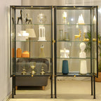Vitrine lumineuse à étagères en verre et métal noir avec éclairage intégré